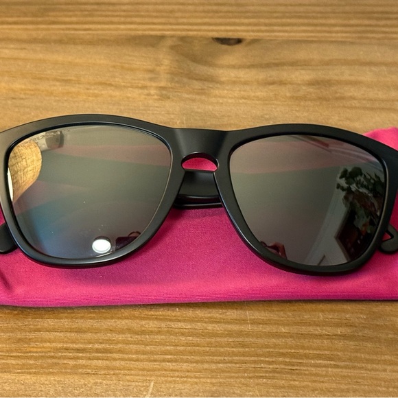 Oakley Frogskins sunglasses black with Prizm polarized lenses - Picture 2 of 9